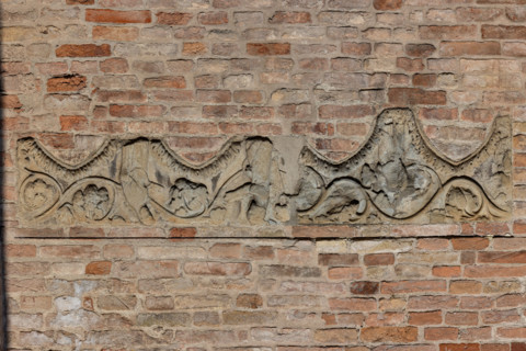 Fidenza, Duomo (Cattedrale di San Donnino), abside: frammento architettonico decorativo della parte