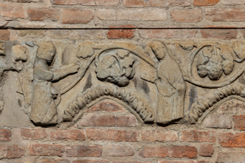 Fidenza, Duomo (Cattedrale di San Donnino), abside: frammento architettonico decorativo della parte
