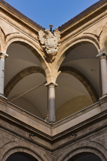 Palermo, Palazzo Reale o Palazzo dei Normanni, Cortile Maqueda: particolare dello stemma borbonico