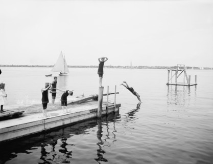 Bathing at Manhansett House, Shelter Island, New York, USA, Detroit Publishing Company, 1904