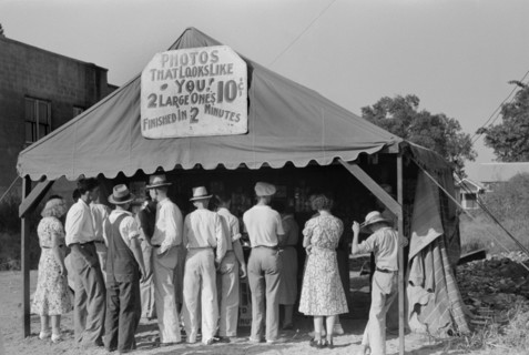 Crowd at Traveling Photographer's Tent, Steele, Missouri, USA, Russell Lee, August 1938