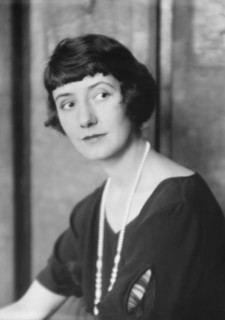 Actress Lynn Fontanne, Portrait, Bain News Service, 1920