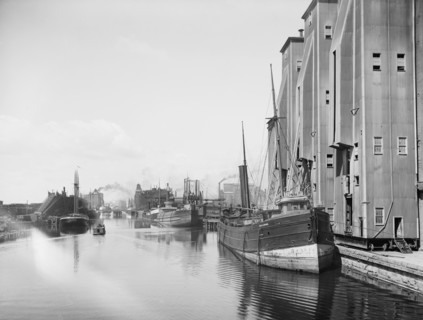 Cargo Ship Unloading Grain at Great Northern Elevator, Buffalo, New York, USA, Detroit Publishing Company, 1900