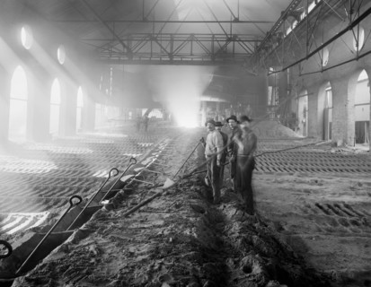 Workers Casting Pig Iron, Iroquois Smelter, Chicago, Illinois, USA, Detroit Publishing Company, 1900