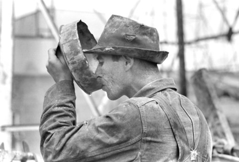 Oil Field Worker Drinking Water, Kilgore, Texas, USA, Russell Lee, Farm Security Administration, April 1939