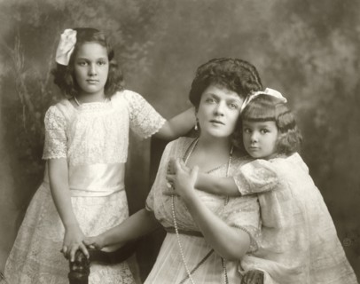 Mrs. George Gould (Edith Kingdon) with Daughters Edith and Gloria, Portrait, 1911