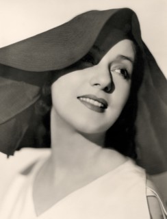 Lynn Fontanne, Publicity Portrait, 1932