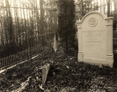 Theodore Roosevelt's Grave, Youngs Memorial Cemetery, Oyster Bay, New York, USA, 1922