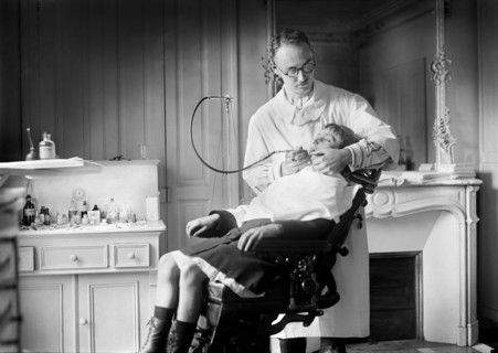 Dental case at Clinic of the Hospital for the Gorge et les Dents 58