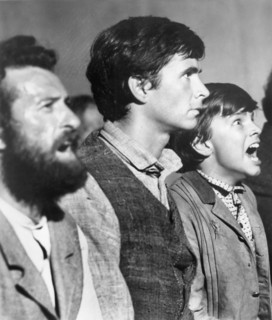 Anthony Perkins (center)