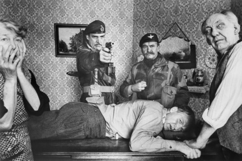 Sean Connery (center with gun)
