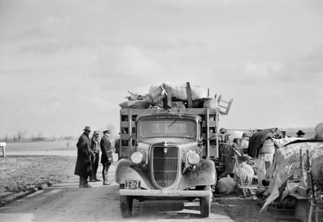 State highway official moving sharecroppers away from roadside to area between levee and Mississippi river