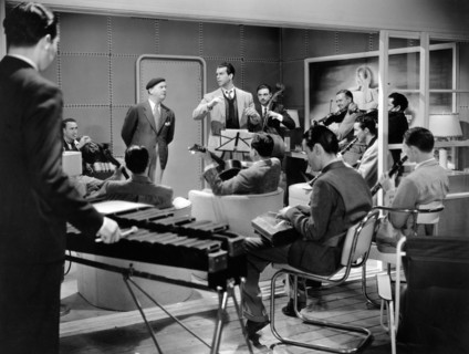 Fred MacMurray (center)