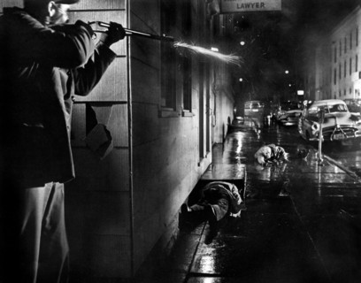 Robert Ryan (with gun)
