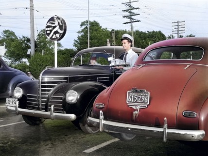 Drive-in restaurant employee serving supper to motorists at Hot Shoppe, Wisconsin Avenue, Chevy