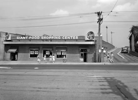 Street scene, customers outside Giant Food Shopping Center, Wisconsin Avenue, Washington, D.C.,
