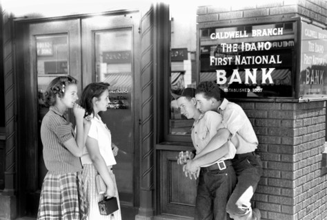 Teen boys and girls hanging out, Caldwell, Idaho, USA, Russell Lee, U.S. Farm Security