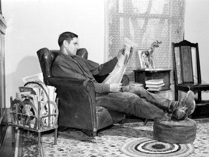 Lee Wagoner, Black Canyon Project farmer, relaxing at home, Canyon County, Idaho, USA, Russell Lee,