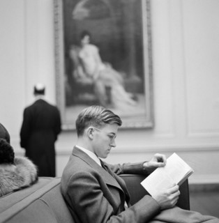 Spectator on Sunday afternoon, National Gallery of Art, Washington, D.C., USA, Esther Bubley, U.S.