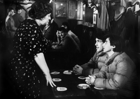 Lila Kaye, David Naughton, Griffin Dunne, on-set of the film, "An American Werewolf In London",