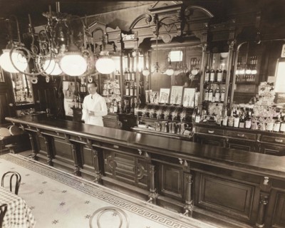 Bartender, Billy's Bar, 56th Street and First Avenue, New York City, New York, USA, Berenice