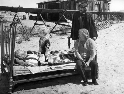 Jason Robards, Stella Stevens, David Warner, Strother Martin (seated), on-set of the western film,