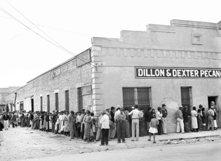 Food relief line, Mexican section, San Antonio, Texas, USA, Russell Lee, U.S. Farm Security