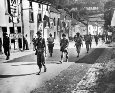 American infantrymen of the 2nd Infantry Battalion, 109th Regiment, 28th Division, in pursuit of