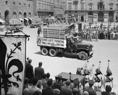 Trucks returning priceless Florentine art treasure, which was taken to Bolsano by retreating