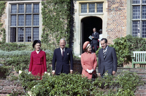 U.S. First Lady Pat Nixon, Prime Minister Edward Heath, Queen Elizabeth II, and U.S. President
