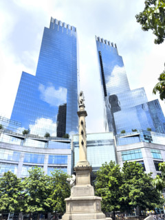 Deutsche Bank Center, building exterior to the left, Mandarin Oriental Hotel, building exterior to