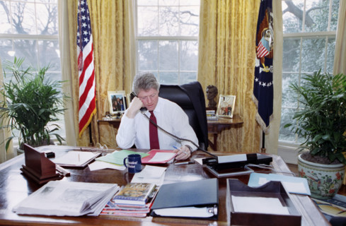 U.S. President Bill Clinton on telephone in oval office, White House, Washington, D.C., USA, Bob