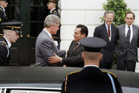 U.S. President Bill Clinton and others saying farewell to Egyptian President Hosni Mubarak as he