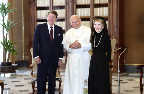 U.S. President Ronald Reagan and U.S. First Lady Nancy Reagan visiting with Pope John Paul II in