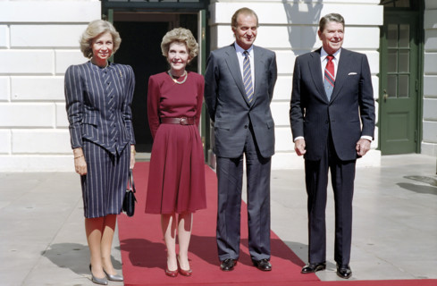 U.S. President Ronald Reagan (right) and U.S. First Lady Nancy Reagan (2nd left) during working