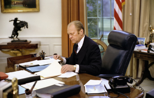 U.S. President Gerald R. Ford at work in White House Oval Office, Washington, D.C., USA, Gerald R.