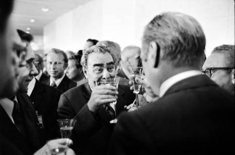 U.S. President Gerald R. Ford and Soviet General Secretary Leonid Brezhnev raising their glasses in