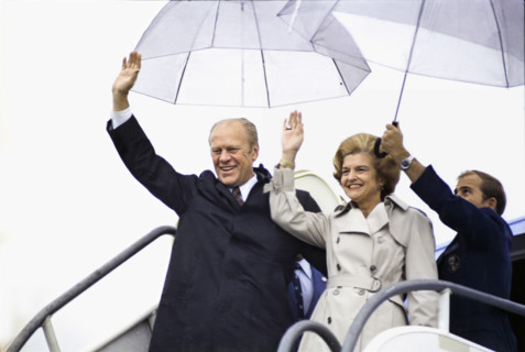 U.S. President Gerald R. Ford and U.S. First Lady Betty Ford exiting Air Force One and waving upon