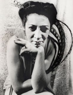 Elsie Houston (1902-1943), Brazilian singer, half-length portrait, Carl Van Vechten, 1940