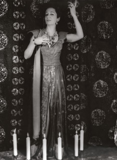 Elsie Houston (1902-1943), Brazilian singer, full-length portrait, Carl Van Vechten, 1940