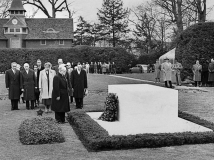 French President Vincent Auriol (foreground) visiting grave of former U.S. President Franklin D.