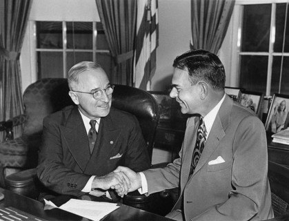 U.S. President Harry S. Truman (left) meeting with New York Governor Thomas E. Dewey in White House
