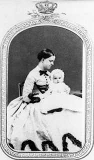 La Princesse Laetitia Napoléon portant dans ses bras Princesse Clotilde de Savoie