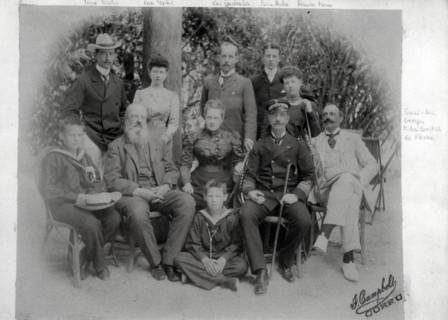 Le Prince Christophe, la Reine Olga, le Prince Georges (Georges II), le Roi Georges Ier, le Prince Nicolas, la Reine Sophie, le Roi Constantin, le Prince André, la Princesse Marie et le Grand Duc Geor...