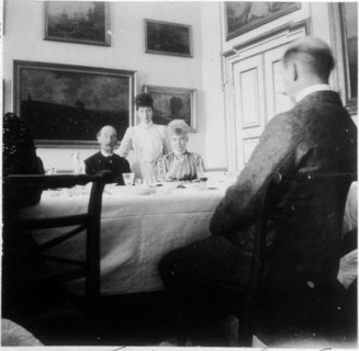 Christian IX, la Duchesse de Hanovre et Georges Ier de dos