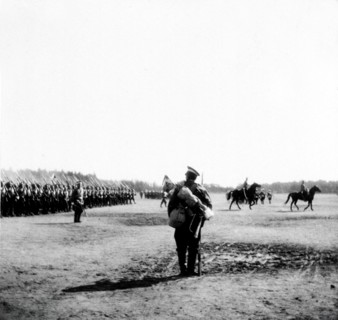 Revue des troupes partant pour la guerre russo-japonaise à Péterhof en 1905