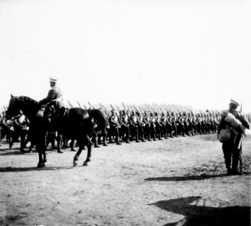 Revue des troupes partant pour la guerre russo-japonaise à Péterhof en 1905