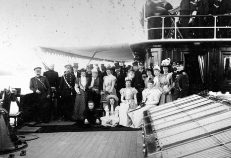 Sur le pont d'un yacht royal, autour du Roi Christian IX et de la Reine Louise de Danemark, les familles royales du Danemark, de Russie, de France, la Princesse Marie d'Orléans, et d'Angleterre