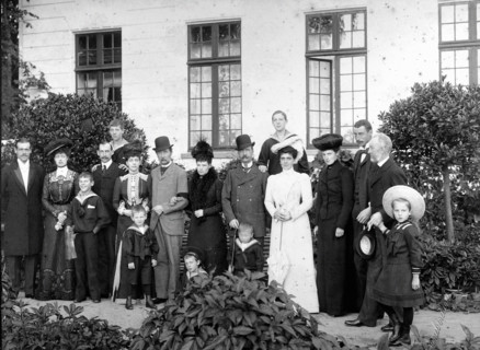 Autour du Roi Christian IX de Danemark, ses enfants, la Reine d'Angleterre, l'Impératrice de Russie, le Roi de Grèce et leurs propres enfants