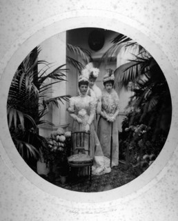 Au mariage de la Princesse Louise de France, la Reine Alexandra d'Angleterre, sa fille la Princesse Victoria, et entre elles la Princesse Hélène d'Orléans
